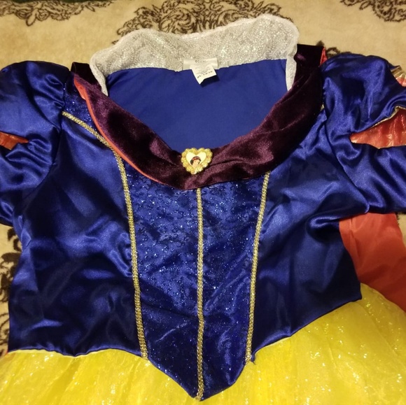 Snow White Halloween costume - Picture 3 of 6